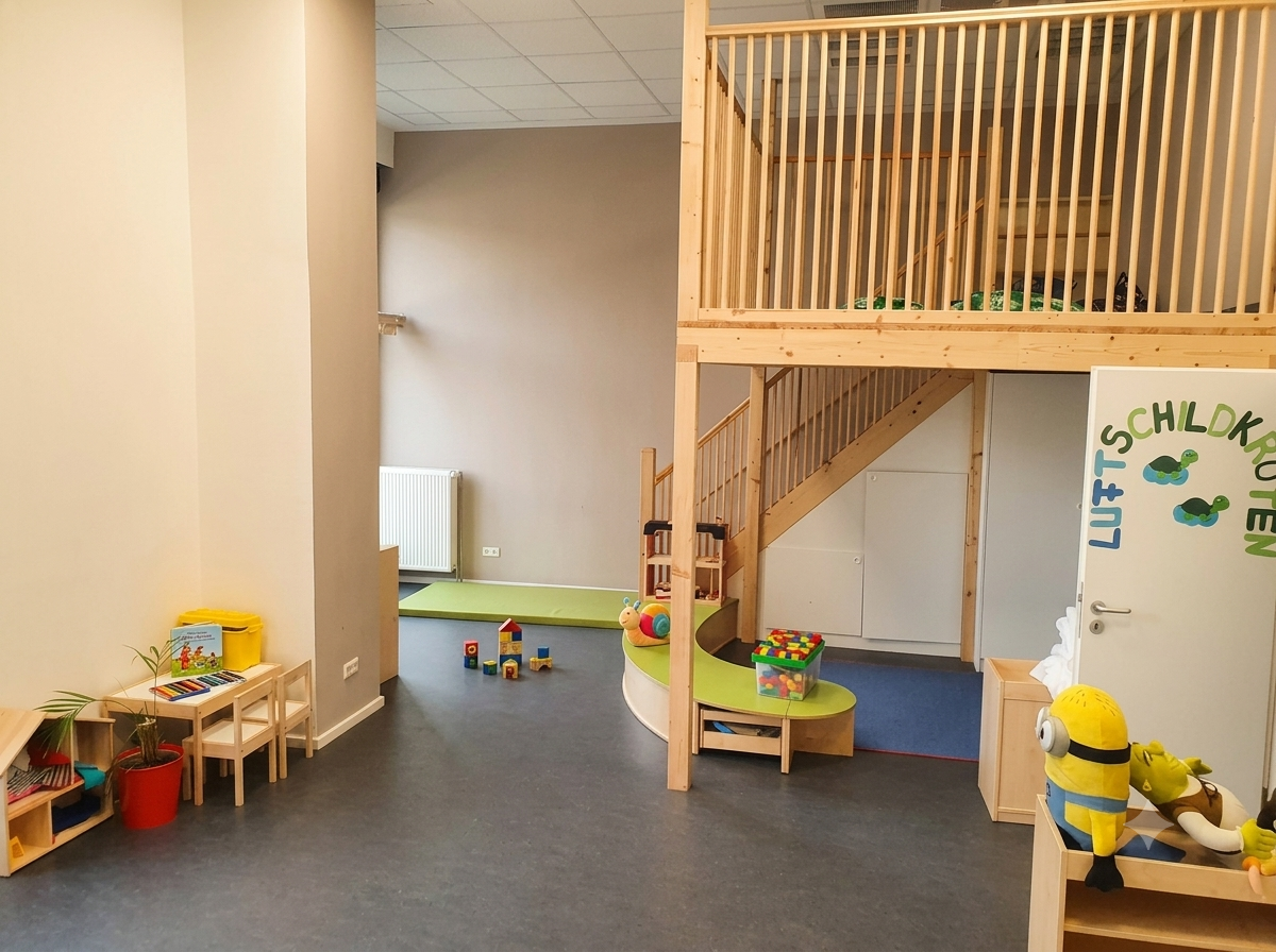 Heller Spielraum mit Holzempore, Treppe und Spielpodest